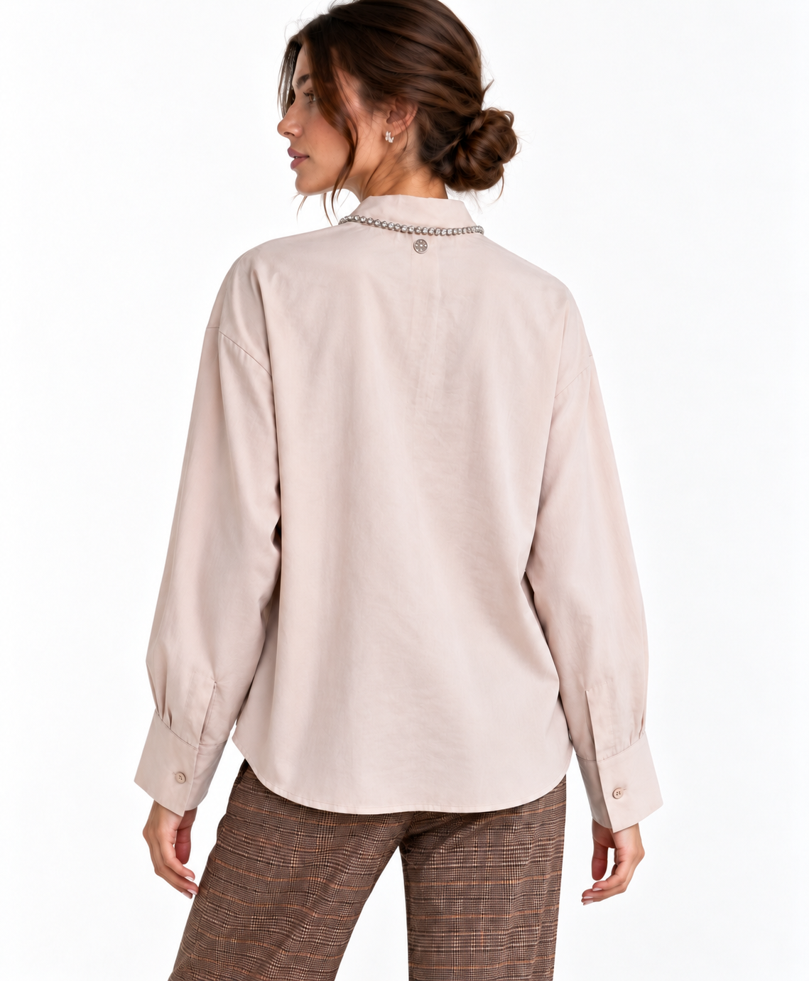 Camicia donna 140 indossata, vista posteriore con fondo arrotondato e strass sul collo.