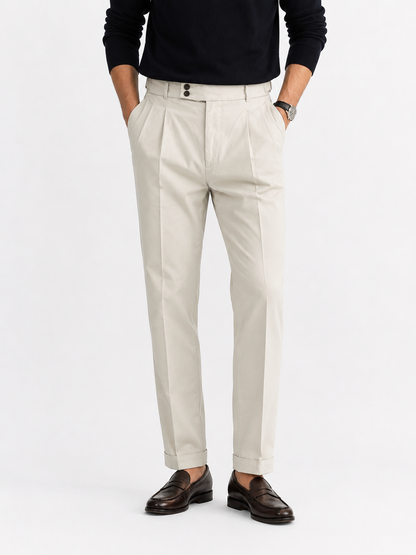 Pantalone sartoriale uomo con fibbie beige indossato – abbinamento smart casual estivo MEJ Frarò
