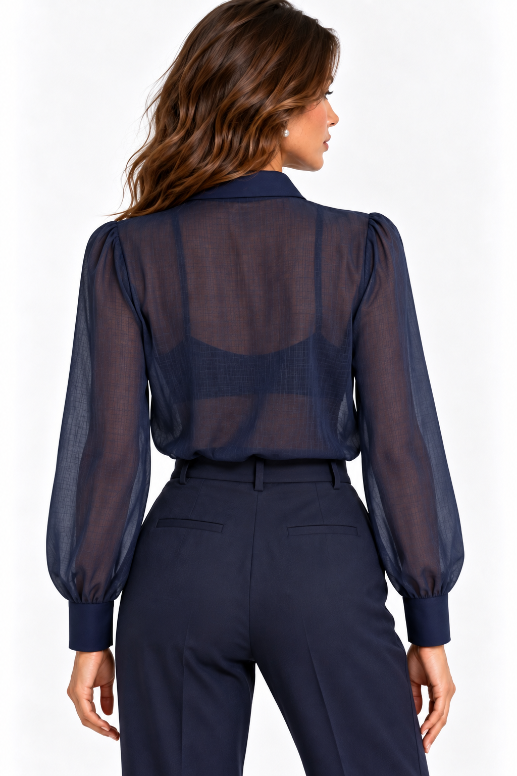 Camicia donna a polo 152 blu indossata, vista posteriore che mostra la trasparenza del tessuto e i polsi.