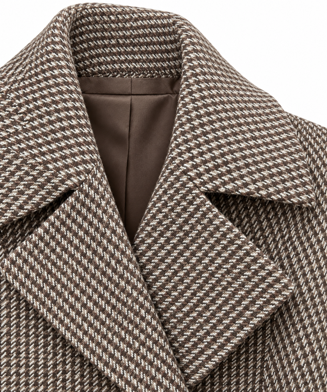 Dettaglio degli ampi revers e del tessuto a microquadri marrone e beige del cappotto lungo donna Candeem Tiffosi.