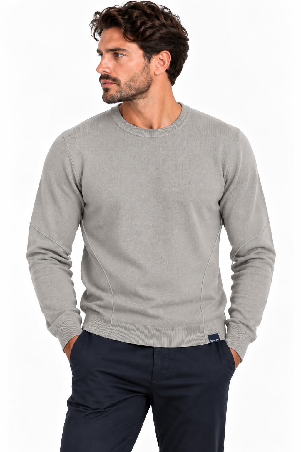 Maglione uomo Enzo Tiffosi grigio in misto cotone, indossato frontalmente, con girocollo, maniche lunghe, polsi a coste e cuciture laterali sagomate