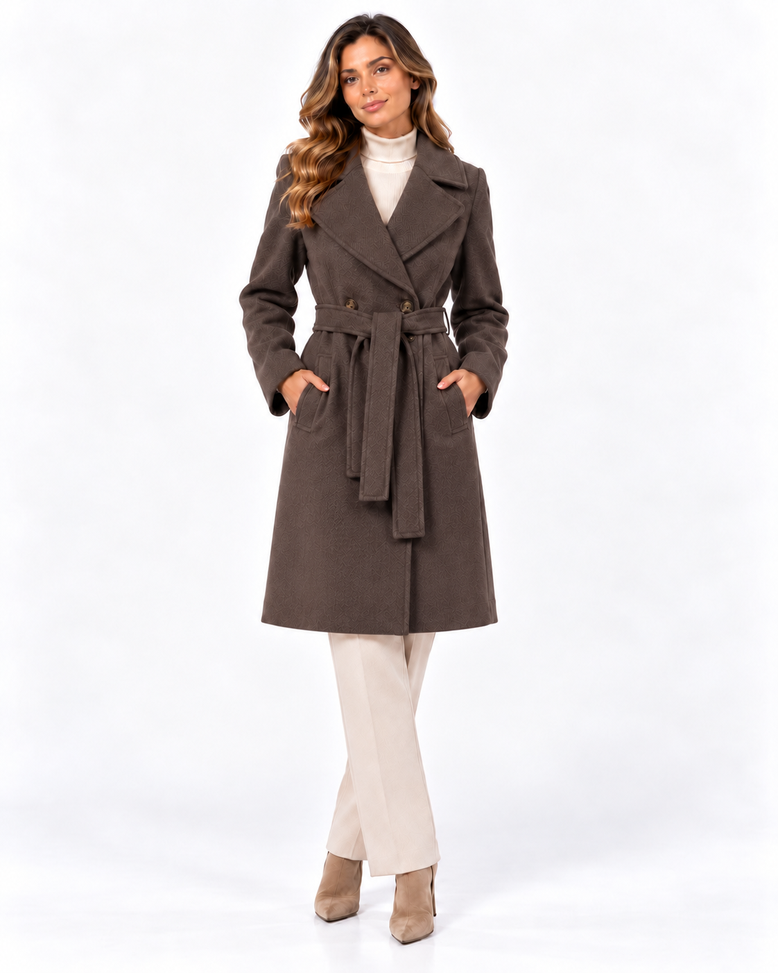 Cappotto donna Curtis Tiffosi marrone indossato, vista frontale con ampi revers e cintura annodata.