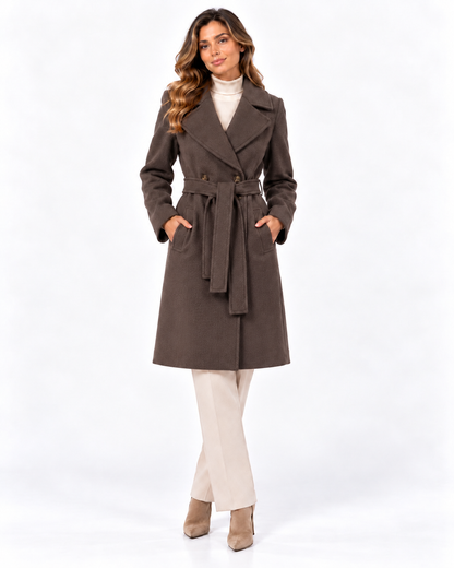 Cappotto donna Curtis Tiffosi marrone indossato, vista frontale con ampi revers e cintura annodata.