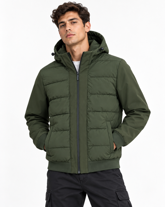 Piumino uomo Clark Tiffosi verde scuro indossato, vista frontale con cappuccio e trapuntatura orizzontale.