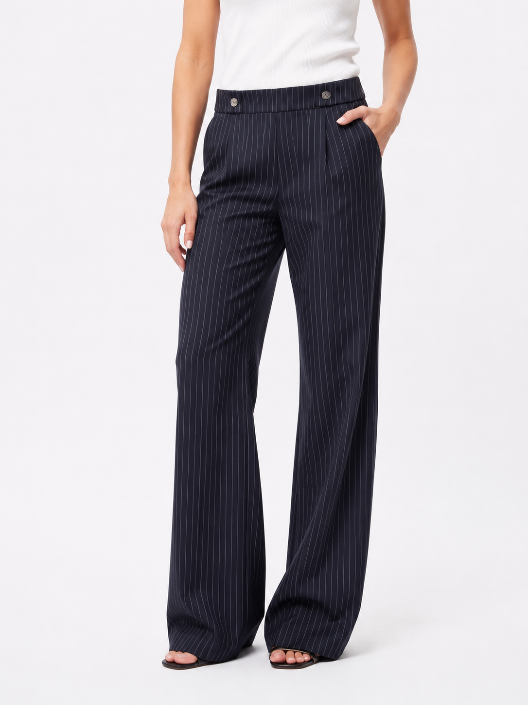 Vista frontale del pantalone donna Sammy Tiffosi blu gessato, con sottile riga bianca, vita alta e taglio dritto