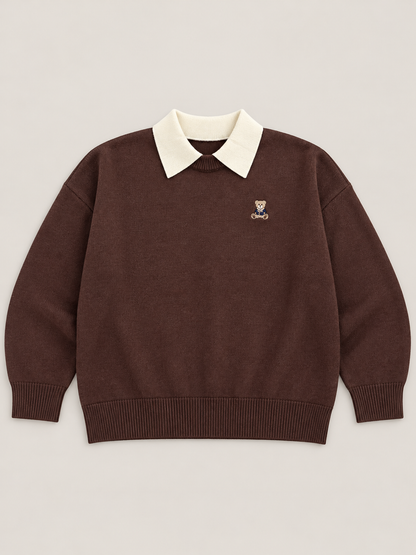 Maglione donna Teddy cioccolato steso in piano, con colletto panna, ricamo orsetto, maniche lunghe e bordi a costine.
