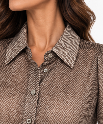 Dettaglio del collo francese e della chiusura con bottoni della camicia donna in fantasia spigata marrone e beige Erica Bellucci.