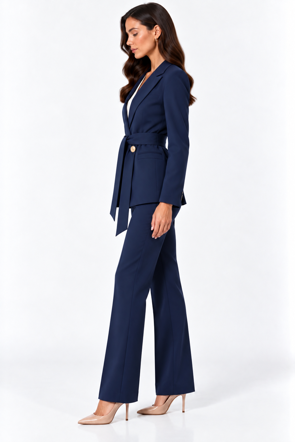 Tailleur donna blu 527 con giacca avvitata e pantalone a zampa, vista laterale indossata