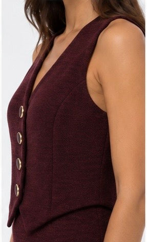 Dettaglio laterale dell’abito Deany Tiffosi bordeaux senza maniche con scollo a V e bottoni frontali stile gilet