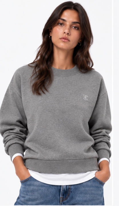 Felpa Donna Bitsy Tiffosi  grigia a girocollo con dettaglio effetto camicia e logo ricamato indossata da modella - vista frontale