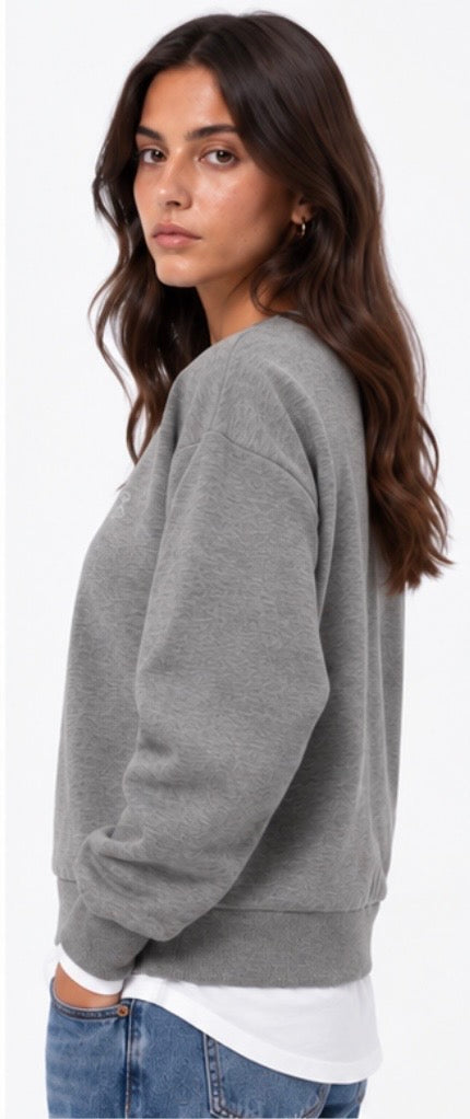 Felpa Donna Bitsy Tiffosi grigia indossata con dettaglio effetto camicia bianca e jeans