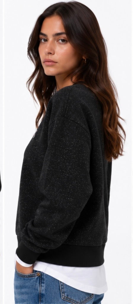 Felpa donna Bitsy Tiffosi  nera indossata con dettaglio effetto camicia bianca e jeans