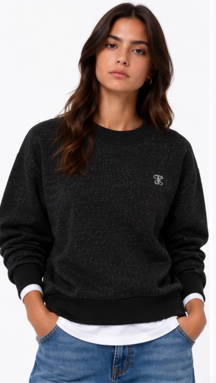 Felpa Donna Bitsy Tiffosi  nera a girocollo con dettaglio effetto camicia e logo ricamato indossata da modella - vista frontale-
