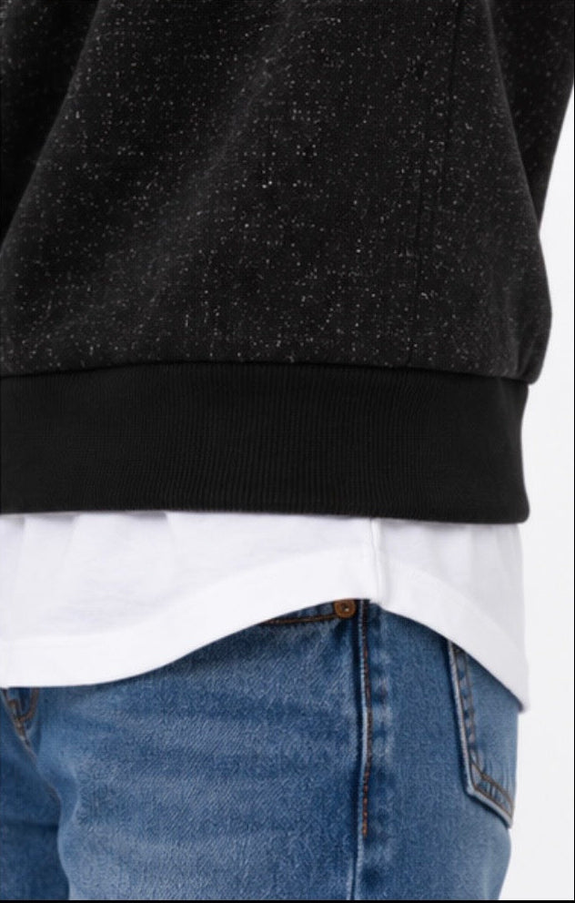 Dettaglio del fondo della felpa donna Bitsy Tiffosi nera con bordo a coste e inserto effetto camicia bianca