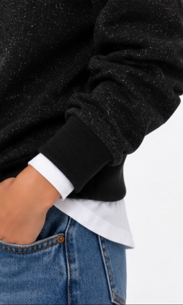 Dettaglio della manica della felpa donna Bitsy Tiffosi nera con polsino e inserto effetto camicia bianca