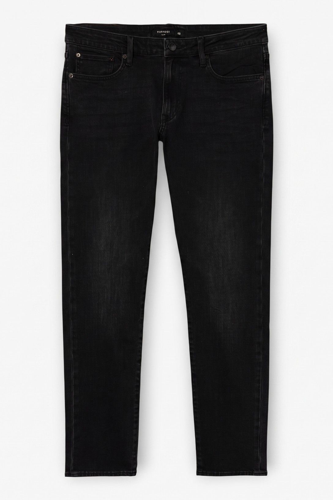 Jeans uomo neri Tiffosi Dylan_121 stesi su sfondo bianco, vista frontale con cinque tasche, chiusura con bottone e cerniera.