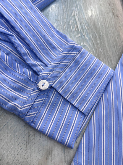 Camicia donna a righe celeste e bianco Coroa – vestibilità avvitata, taglio punto vita con fondo ampio - dettaglio polsi e fantasia tessuto.