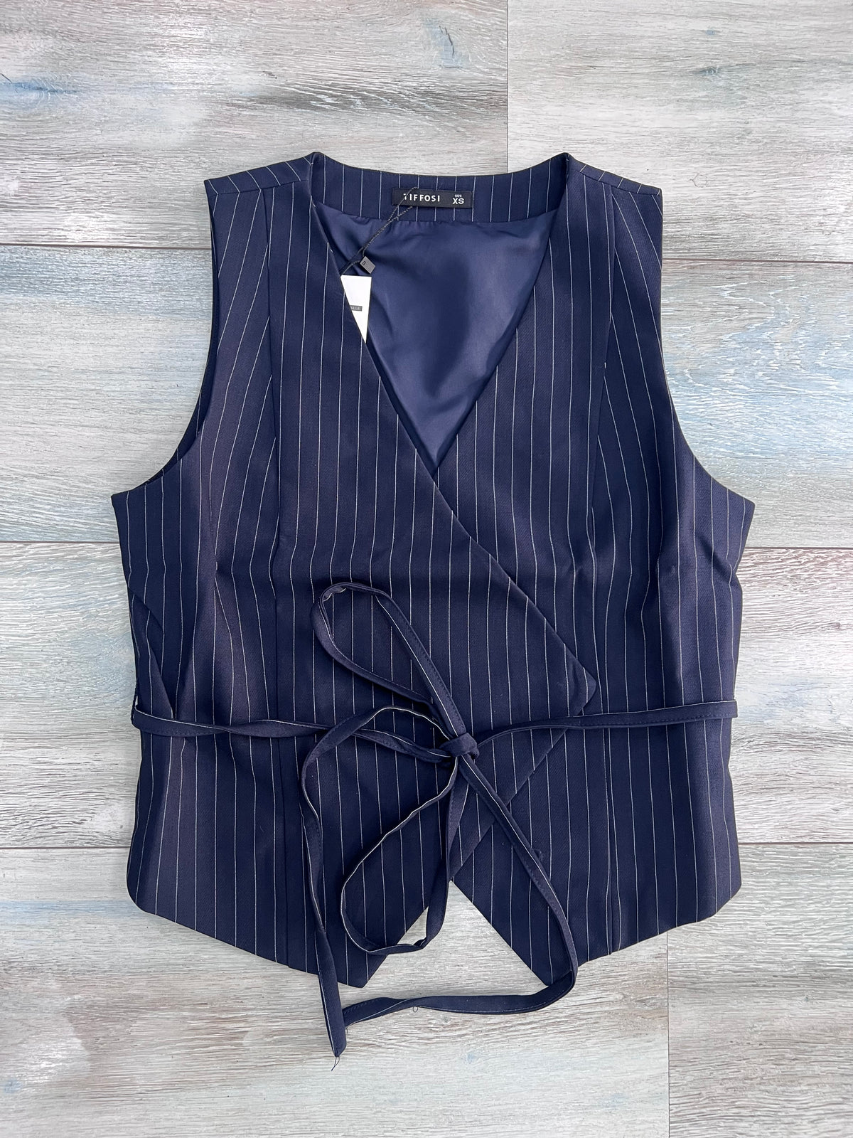Gilet completo donna Pepper Tiffosi blu gessato a portafoglio, senza maniche, con laccetto in vita e fodera interna.