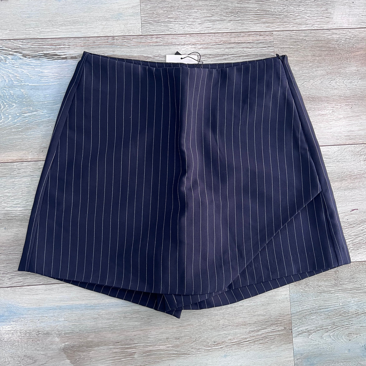 Shorts completo donna Pepper Tiffosi blu gessato con sovrapposizione frontale a portafoglio e fondo svasato.