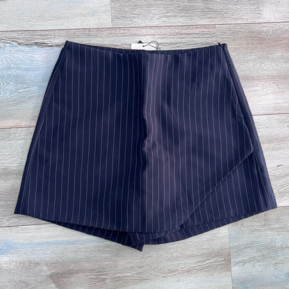 Shorts completo donna Pepper Tiffosi blu gessato con sovrapposizione frontale a portafoglio e fondo svasato.
