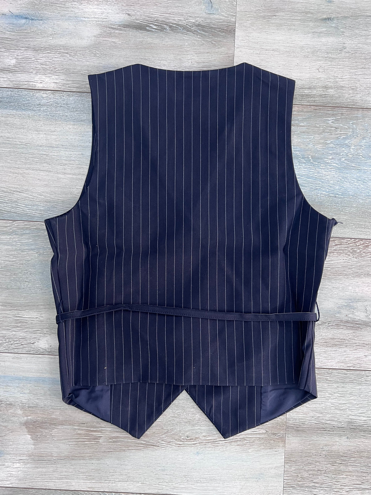 Vista posteriore del gilet , completo donna Pepper Tiffosi blu gessato con laccetto regolabile in vita.