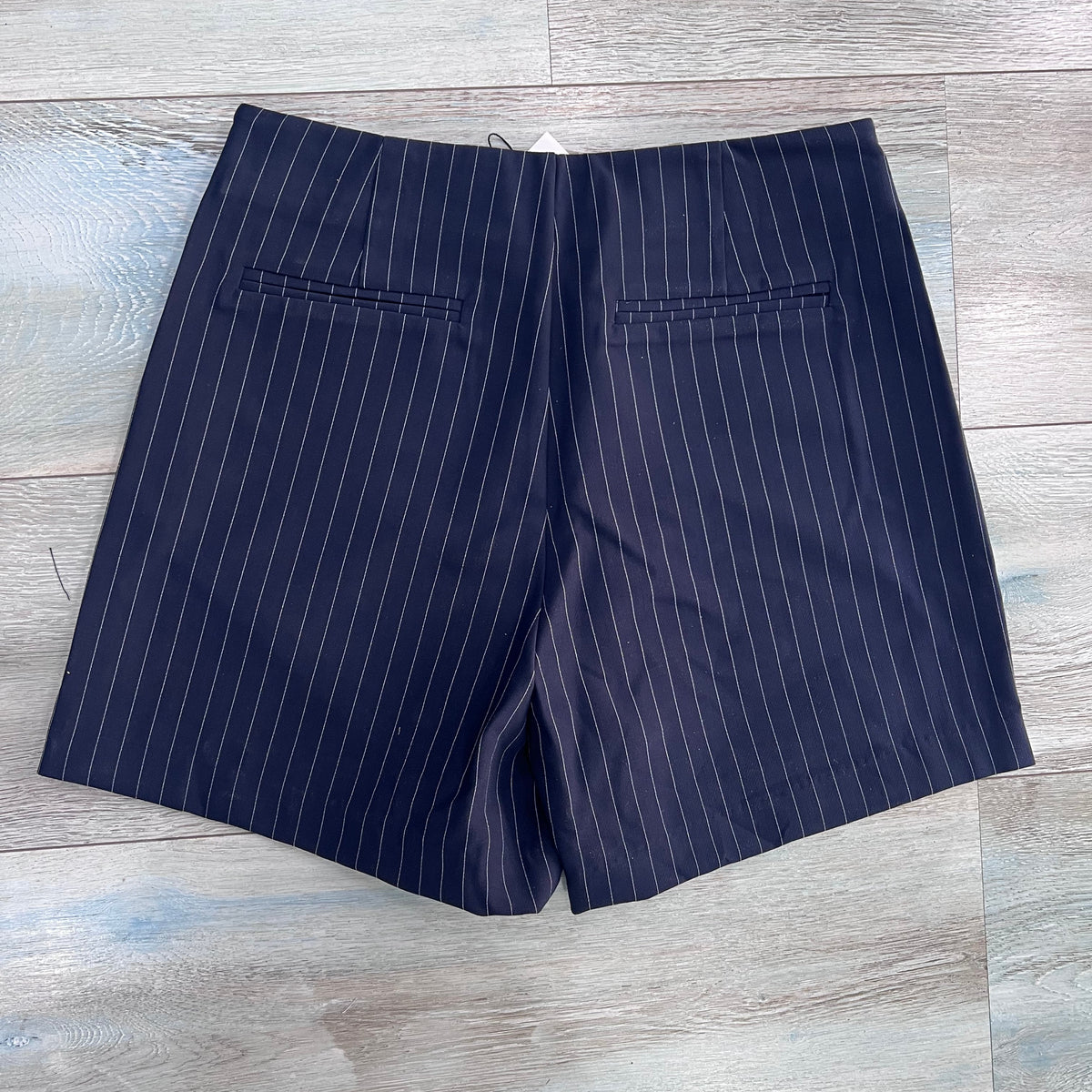 Vista posteriore degli shorts , completo donna Pepper Tiffosi blu gessato con tasche posteriori a filetto.