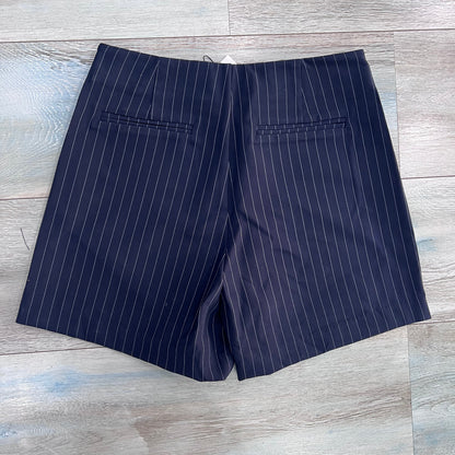 Vista posteriore degli shorts , completo donna Pepper Tiffosi blu gessato con tasche posteriori a filetto.