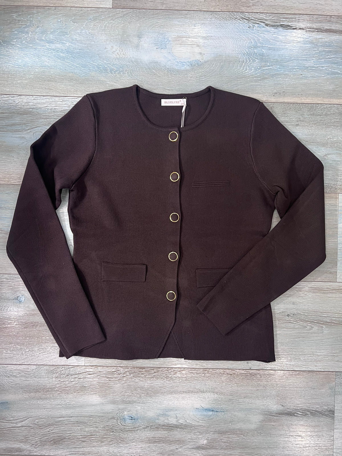 Cardigan donna color cioccolato in maglia, vista frontale, con girocollo, cinque bottoni metallici, maniche lunghe e taschini decorativi