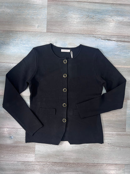 Cardigan donna nero in maglia, vista frontale, con girocollo, cinque bottoni metallici, maniche lunghe e taschini decorativi