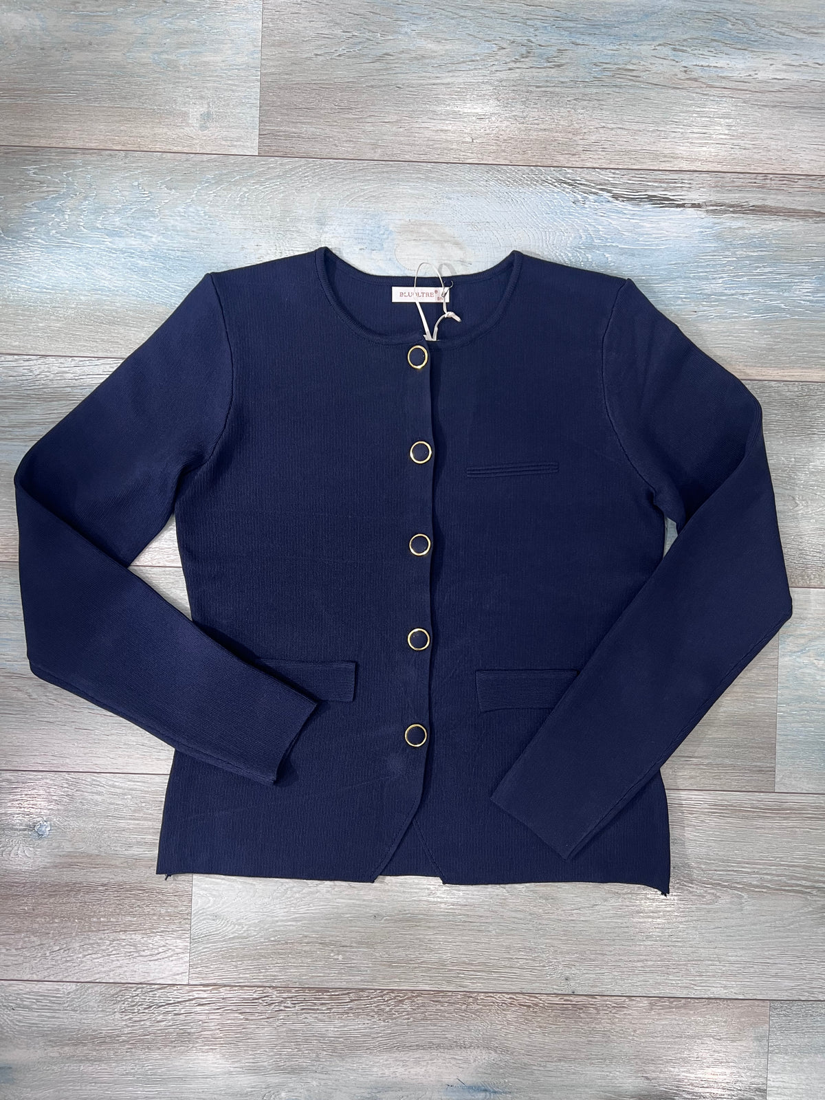 Cardigan donna bluette in maglia, vista frontale, con girocollo, cinque bottoni metallici, maniche lunghe e taschini decorativi