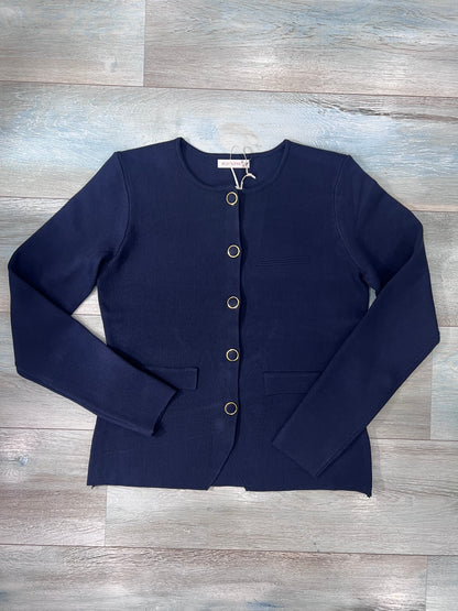Cardigan donna bluette in maglia, vista frontale, con girocollo, cinque bottoni metallici, maniche lunghe e taschini decorativi
