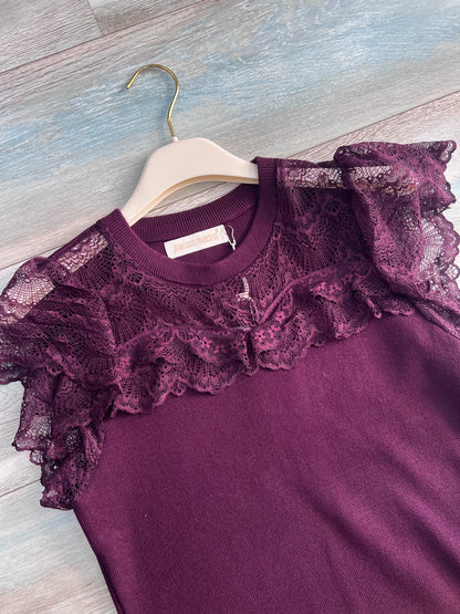 Dettaglio del top donna bordeaux con pizzo traforato, bordo smerlato e manica corta con volant