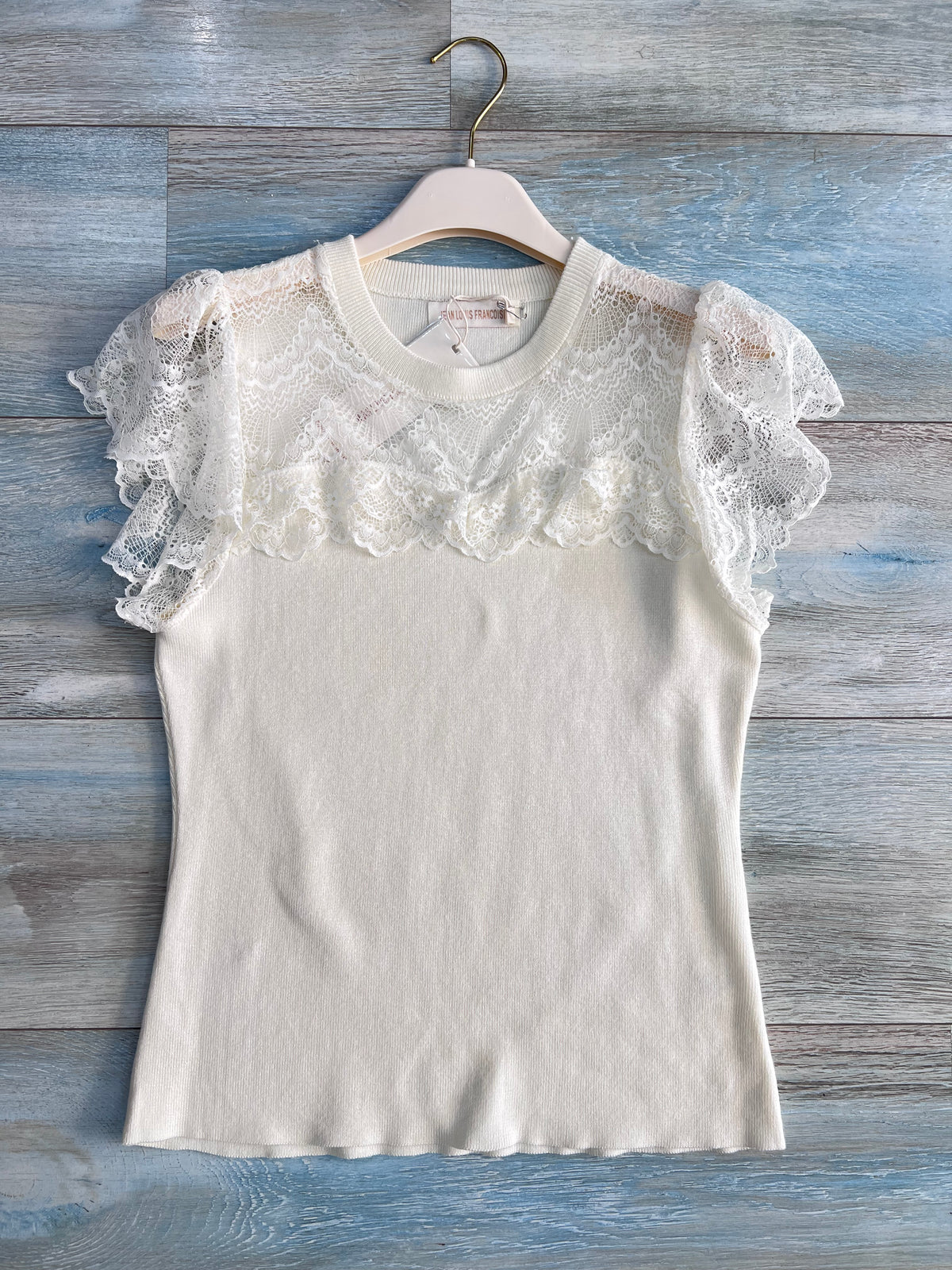 Top donna panna appeso, con pizzo traforato sul décolleté, girocollo e maniche corte con volant
