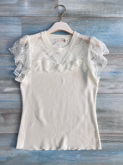 Top donna panna appeso, con pizzo traforato sul décolleté, girocollo e maniche corte con volant