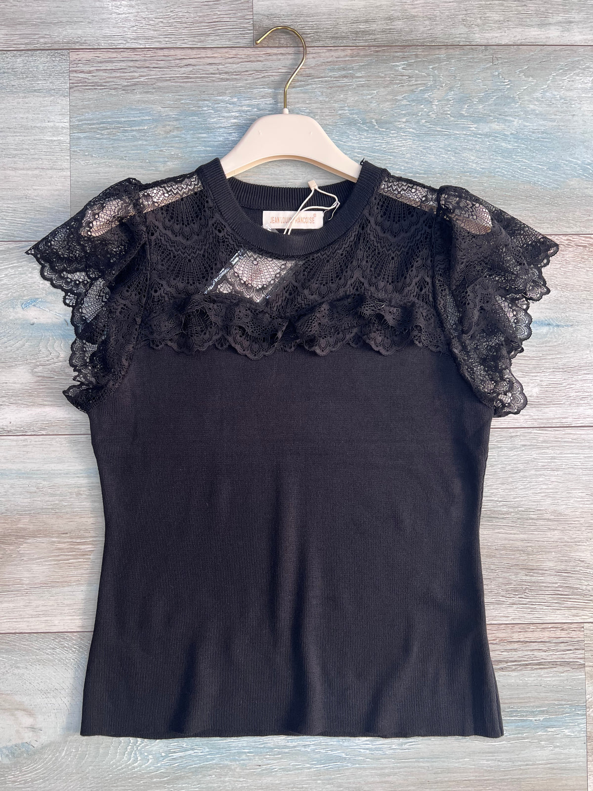 Top donna nero appeso, con pizzo traforato sul décolleté, girocollo e maniche corte con volant