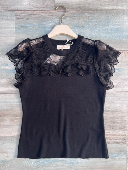 Top donna nero appeso, con pizzo traforato sul décolleté, girocollo e maniche corte con volant