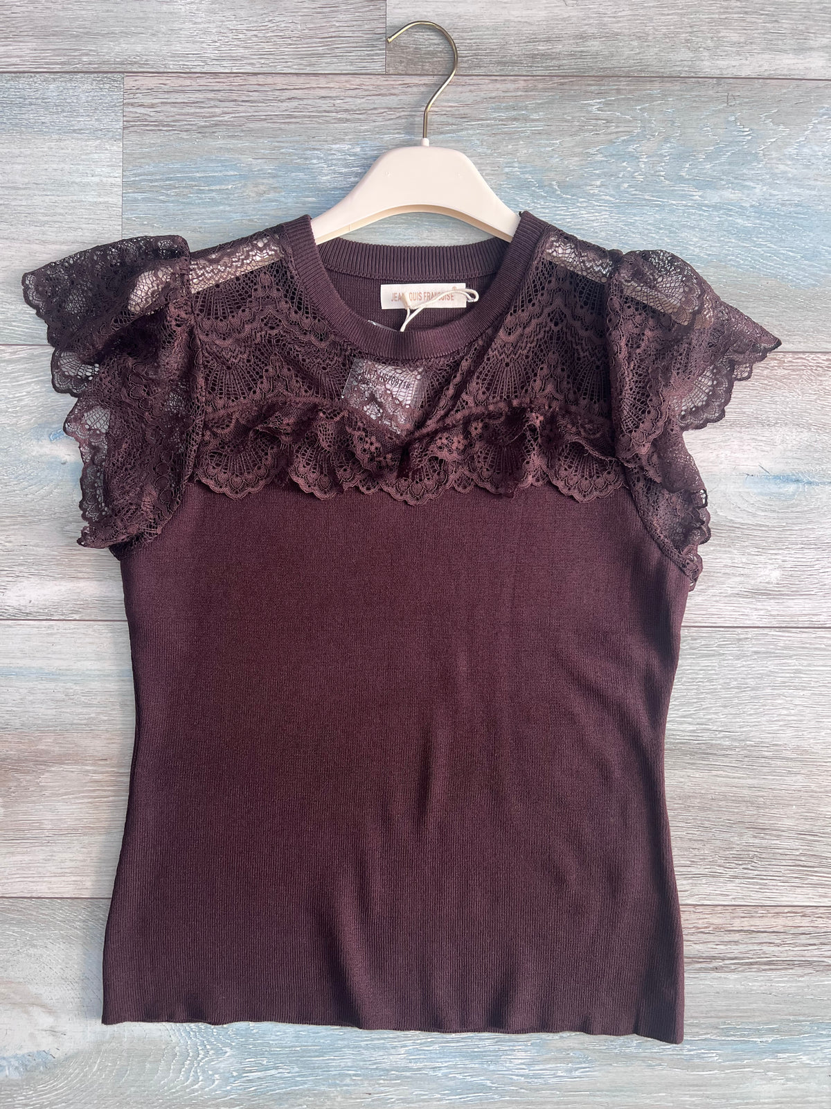Top donna cioccolato appeso, con pizzo traforato sul décolleté, girocollo e maniche corte con volant