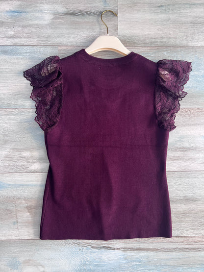 Top donna bordeaux visto sul retro, con linea avvitata e maniche corte in pizzo traforato
