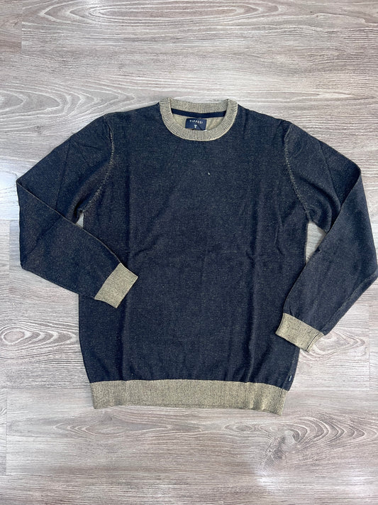 Maglia uomo Tadeu blu melange stesa su fondo effetto legno, con girocollo, maniche lunghe e bordi beige a contrasto