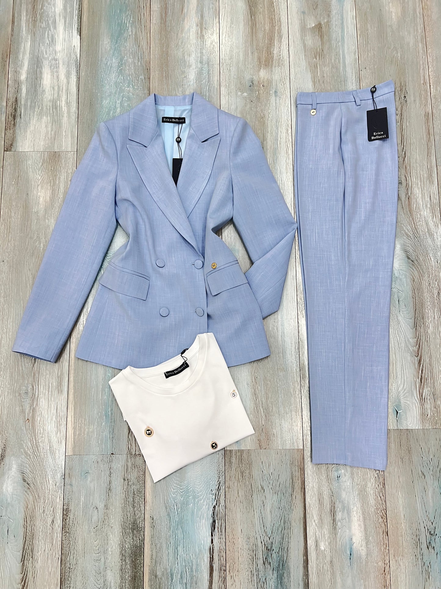 "Outfit completo tailleur donna color polvere, ideale per look professionale ed elegante"