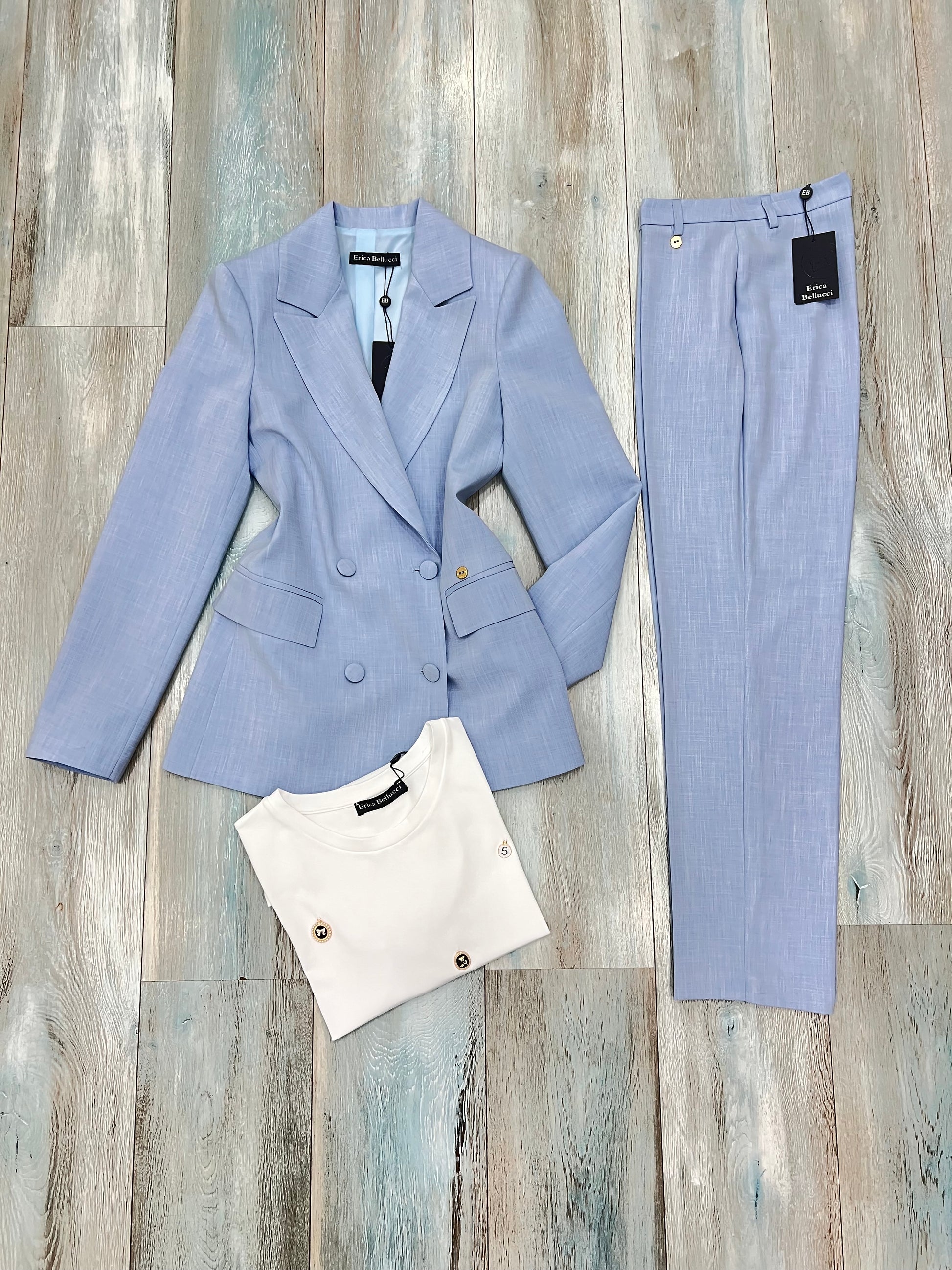"Outfit completo tailleur donna color polvere, ideale per look professionale ed elegante"