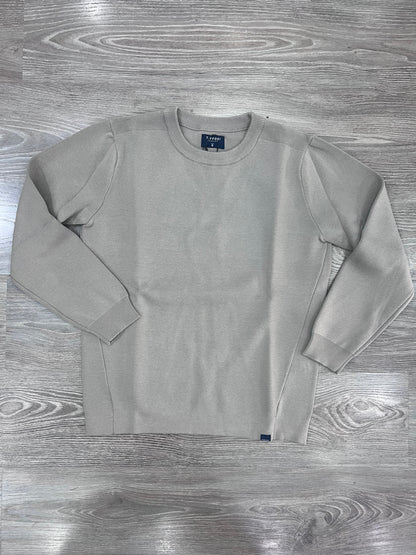 Maglione uomo Enzo Tiffosi grigio steso su fondo effetto legno, con girocollo, maniche lunghe, polsi e fondo a coste
