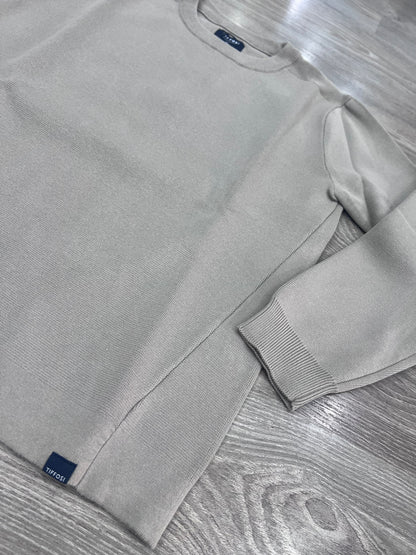 Dettaglio del maglione uomo Enzo Tiffosi grigio, con trama del tessuto, cucitura laterale sagomata, polso a coste e logo del brand