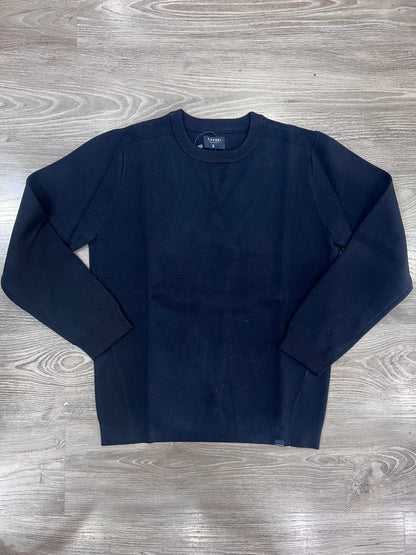 Maglione uomo Enzo Tiffosi blu scuro steso su fondo effetto legno, con girocollo, maniche lunghe, polsi e fondo a coste
