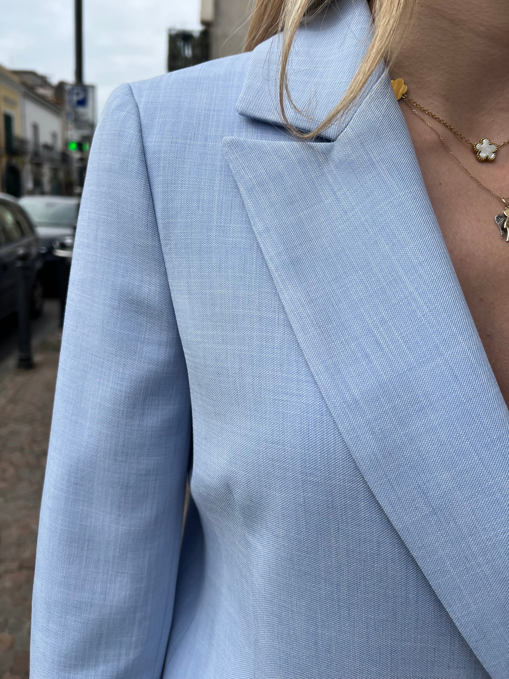 "Dettaglio del tessuto leggero del tailleur donna color polvere, 54% poliestere, 43% viscosa, 3% elastene"