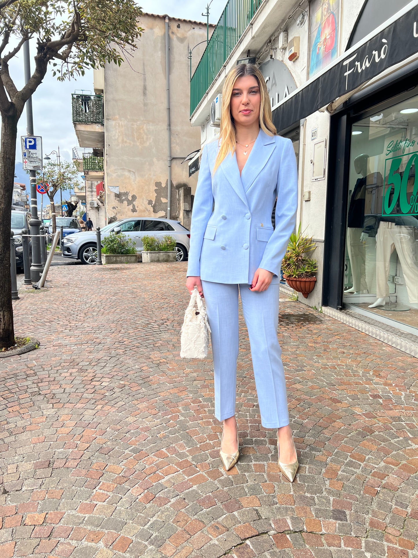 "Tailleur donna elegante color polvere, vista laterale che mostra la silhouette slim fit"