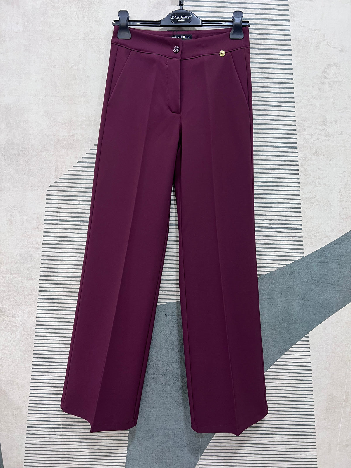 Pantalone palazzo bordeaux Erica Bellucci a vita alta con gamba ampia e chiusura frontale