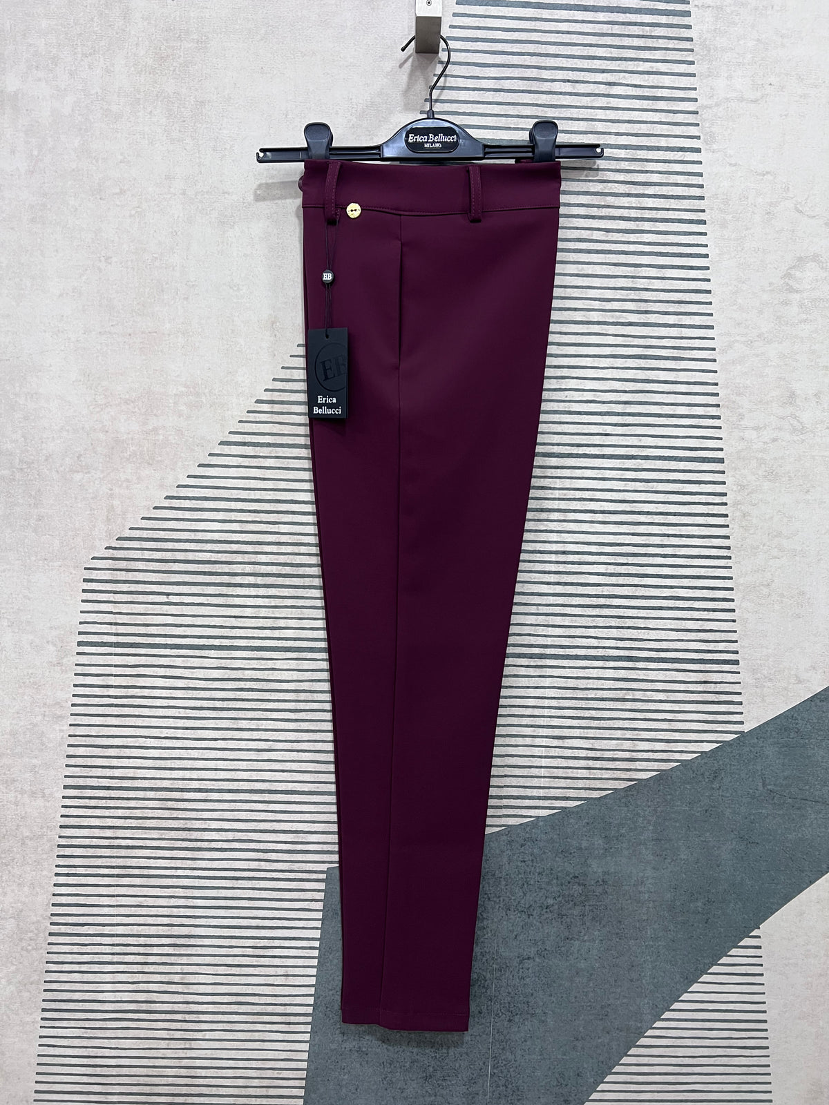 Pantalone donna invernale color bordeaux Erica Bellucci con vita alta, vista frontale su gruccia