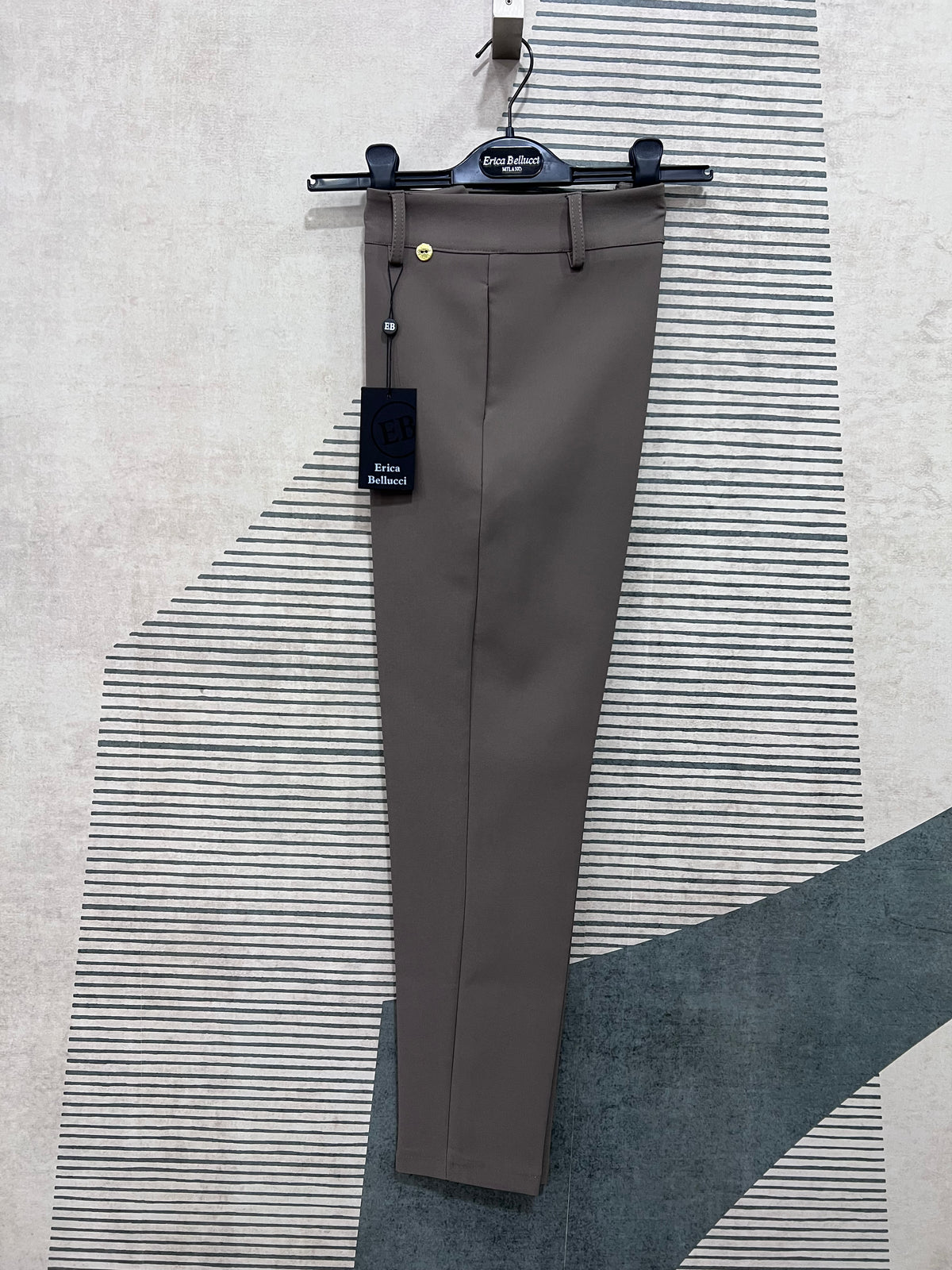 Pantalone donna invernale capri  color fango Erica Bellucci con vita alta, vista frontale su gruccia