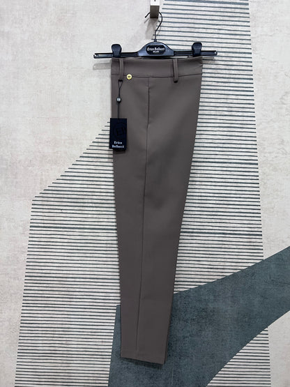 Pantalone donna invernale capri  color fango Erica Bellucci con vita alta, vista frontale su gruccia